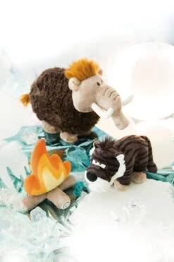 Nici 45312 MagNICI Säbelzahntiger Rodriguez Ca 10cm Stone Age Plüsch -Bester Spielzeug Geschäft 45324 45309 45314 10 Milieu 1365x2048