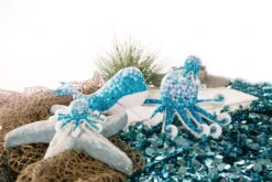 Nici 47436 Oktopus Sitzend 18cm Atlantic Friends Plüsch Kuscheltier Polygondruck -Bester Spielzeug Geschäft 47434 04 47432 47433 47437 Milieu 2048x1365 2