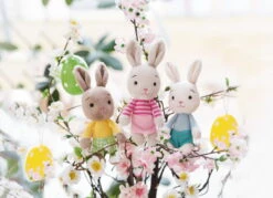 Nici 47511 Happy Bunnies Bunny Hase Creme Blaues Shirt 15cm Plüsch Kuscheltier -Bester Spielzeug Geschäft 47513 06 47512 47511 Milieu 2048x1487