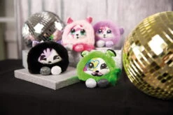 Nici 47909 Pixidoos Pets 2-in-1 Wendeplüsch Katze Sunbi 12cm Lila-schwarz Plüsch 20 Nici 47909 Pixidoos Pets 2-in-1 Wendeplüsch Katze Sunbi 12cm Lila-schwarz Plüsch -Bester Spielzeug Geschäft 47907 10 47906 47909 47908 Milieu 2048x1365