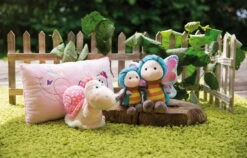 Nici 47940 Blauer Schmetterling 25cm Plüsch Kuscheltier Hello Spring Frühling -Bester Spielzeug Geschäft 47941 06 47938 47946 47947 Milieu 2048x1312