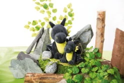 Nici 47993 Drache Dragor Schwarz-gelb 20cm Stehend Plüsch Kuscheltier Dragonia -Bester Spielzeug Geschäft 47994 06 47993 Milieu 2048x1365 1